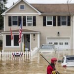 Nước lũ cuốn phăng xe hơi, phá hủy nhà dân Mỹ