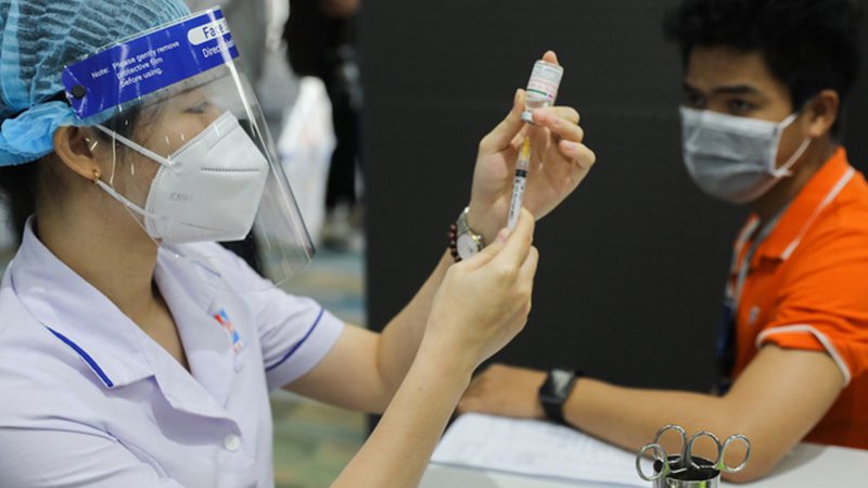 Chuyên gia đề xuất cho người tiêm hai mũi vaccine trở lại làm việc