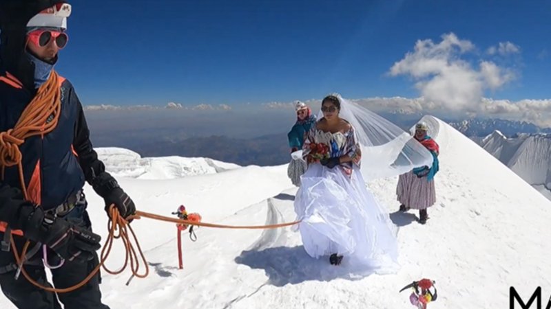 Đôi uyên ương kết hôn trên đỉnh núi 6.400 m