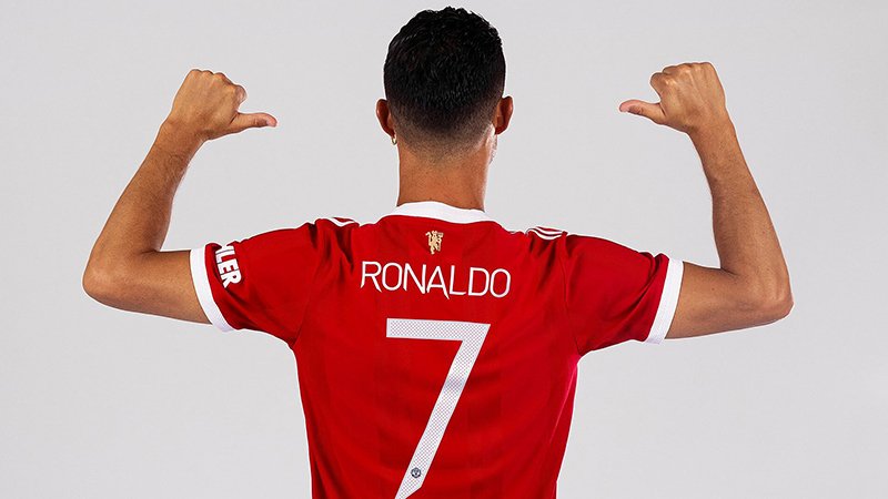 Ronaldo nhận áo số 7 ở Man Utd