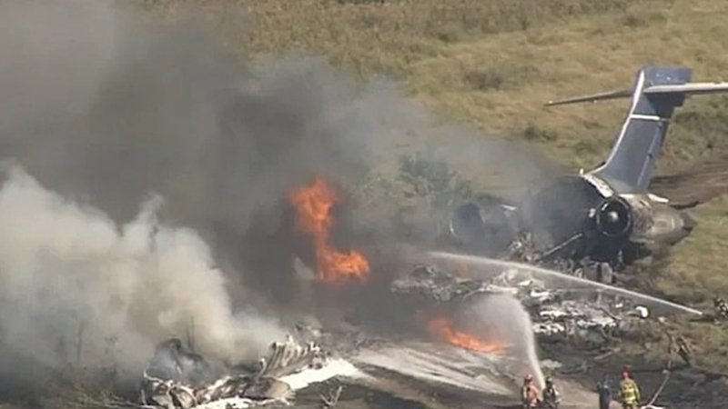 Máy bay cháy rụi, toàn bộ 21 người thoát chết
