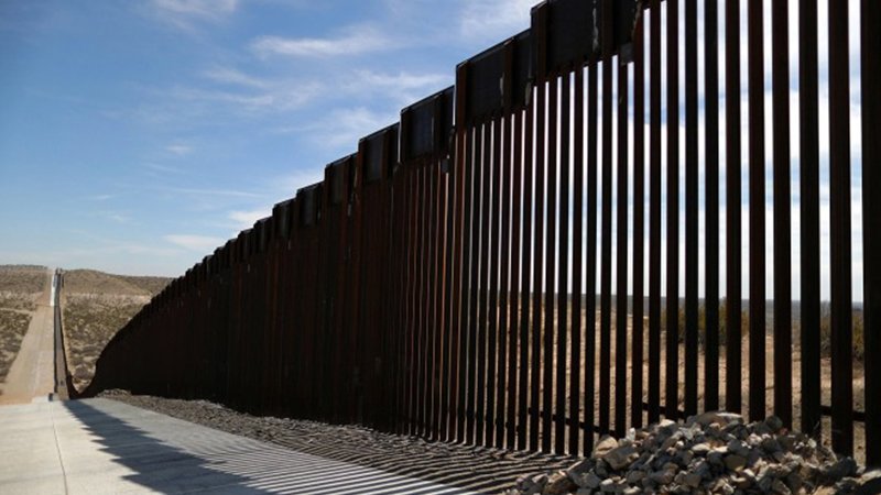 Rơi từ tường biên giới Mỹ, người di cư tử vong