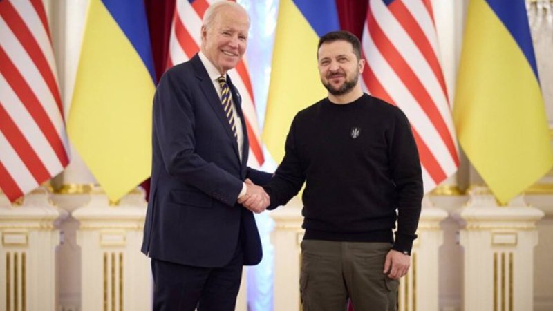 Tổng thống Mỹ bất ngờ thăm Kiev